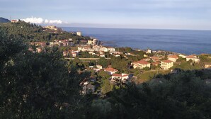 Eine Küstenstadt mit Häusern an einem Hügel, mit Blick aufs Meer.