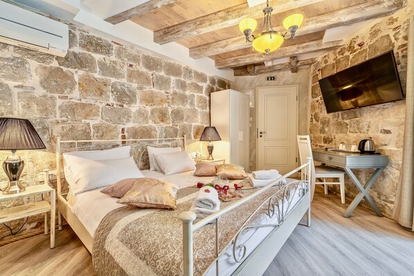 Ropa de cama de alta calidad y minibar 