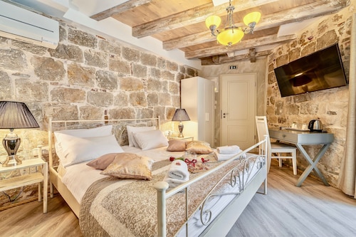 Historic Plaza Varos - Adults Only