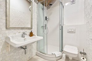 Douche, douche à « effet pluie », articles de toilette de luxe