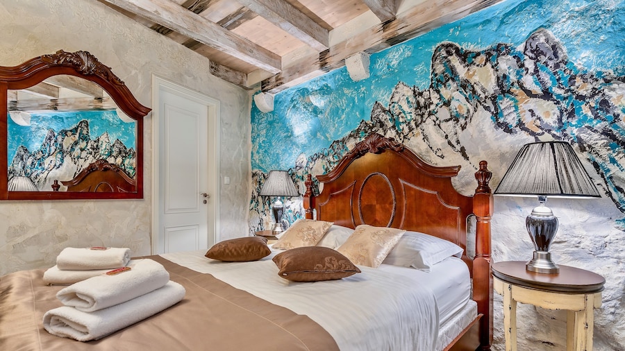 Historic Plaza Varos - Adults Only