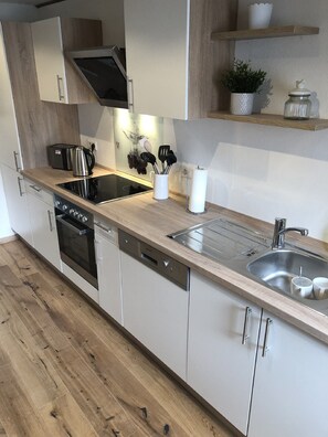 Apartment | Private kitchen | Fridge, electric kettle - Gästehaus an der Frauenkirche (Guenzburg)