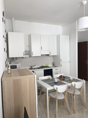 Fridge, microwave, oven, stovetop - Two Ale - New court house in Trieste (Trieste)