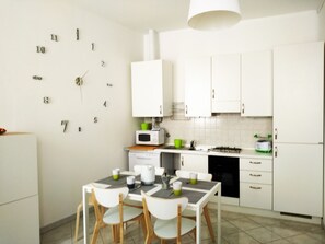 Fridge, microwave, oven, stovetop - Two Ale - New court house in Trieste (Trieste)