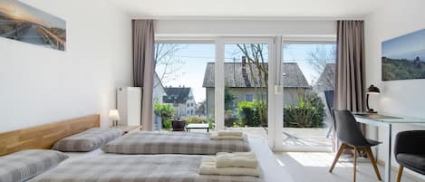 2 Schlafzimmer, Zimmersafe, Schreibtisch, Bügeleisen/Bügelbrett