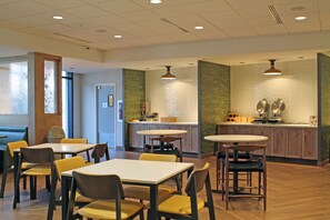 Free daily full breakfast - Fairfield Inn & Suites by Marriott St. Louis South (St. Louis)