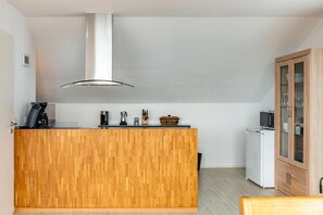 Kühlschrank, Mikrowelle, Ofen, Geschirrspüler