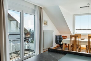 Una cocina moderna con comedor, ventanas amplias y vistas al exterior.