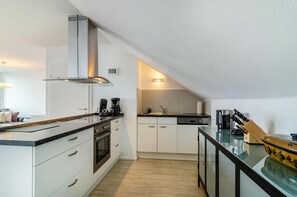 Kühlschrank, Mikrowelle, Ofen, Geschirrspüler