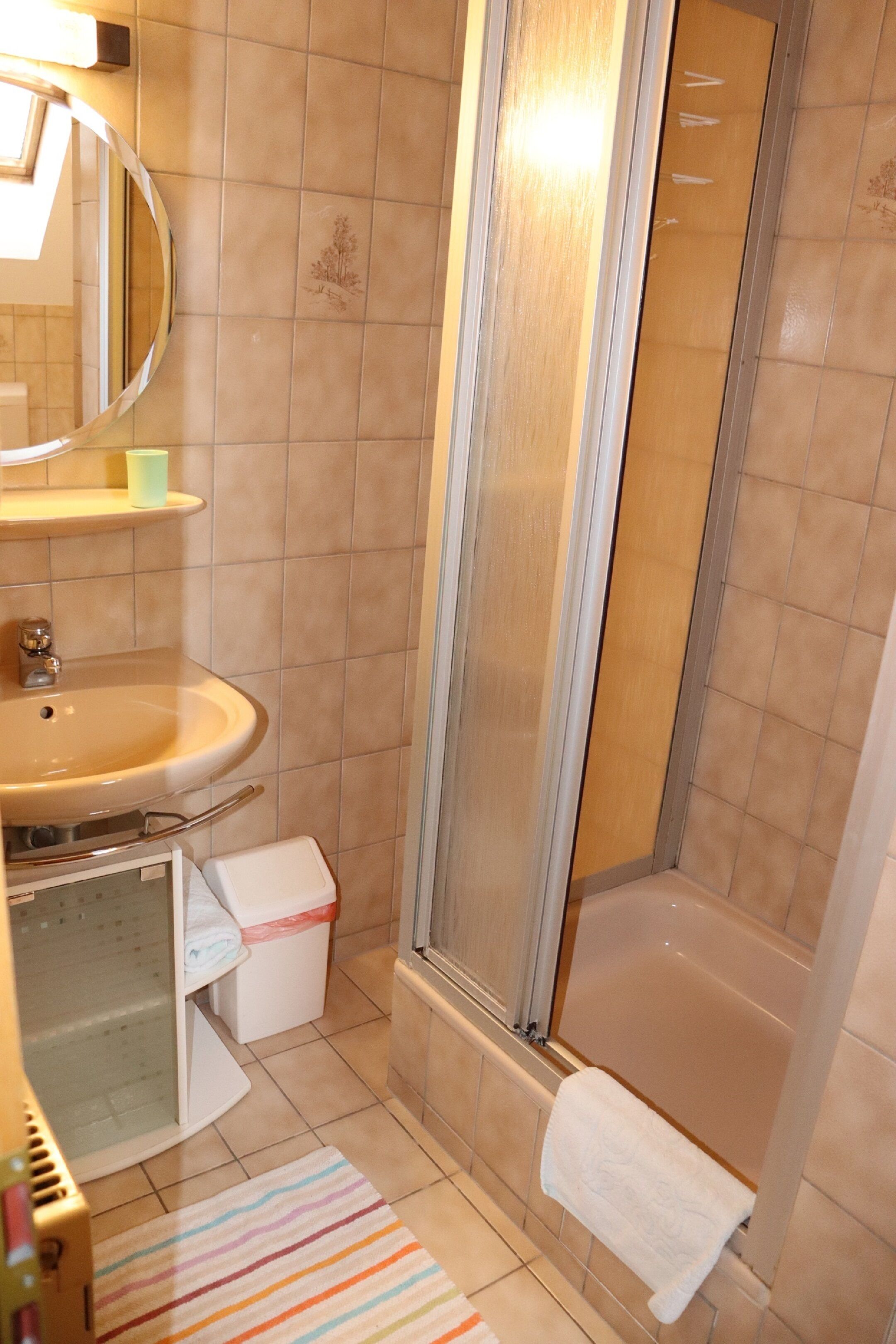 Habitación doble, 1 cama doble | Baño | Ducha, secador de pelo y toallas