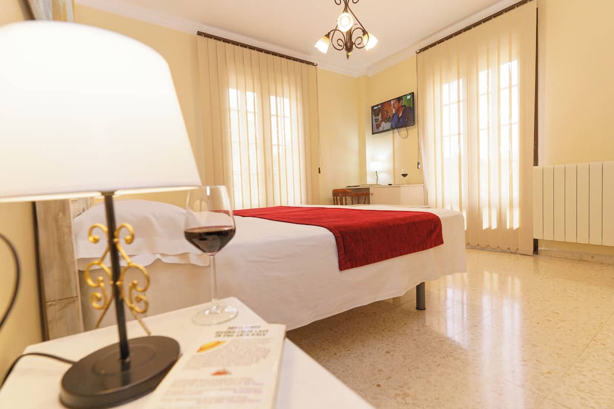 city double room | minibar, desk, laptop workspace, soundproofing