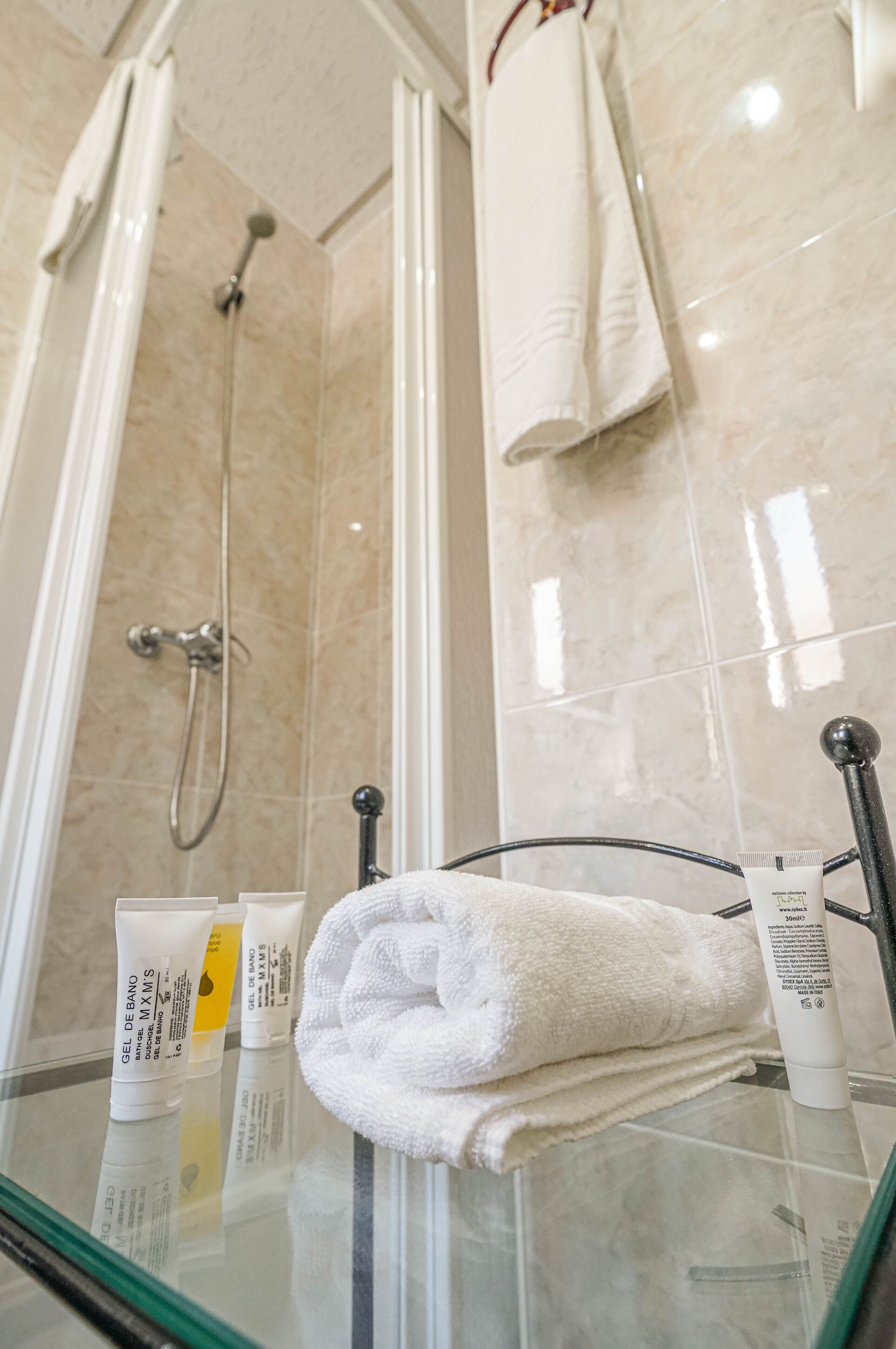 standard single room | bathroom | free toiletries, hair dryer, towels, soap