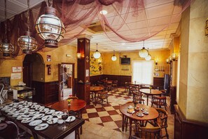 Desayuno con opciones de la cocina local incluido todos los días