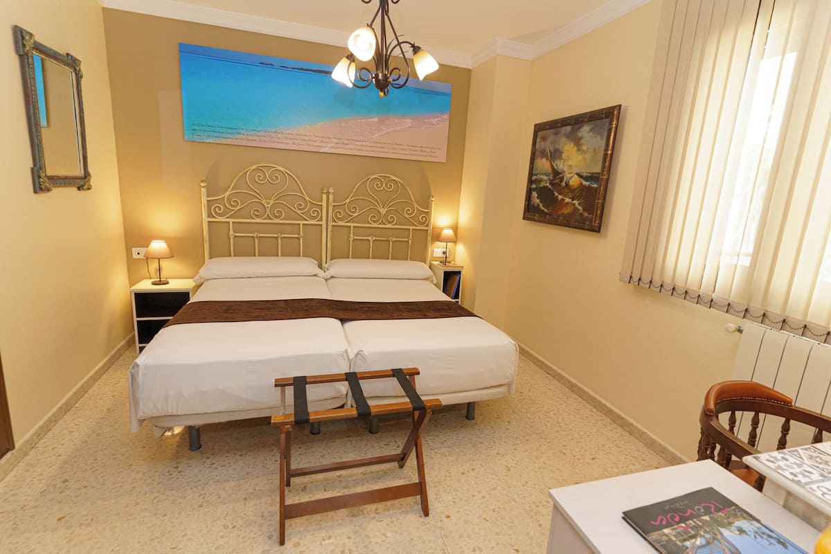 Basic Double Room, 2 Single Beds