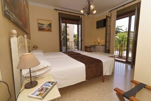 Minibar, desk, laptop workspace, soundproofing - Hotel Colón (Ronda)