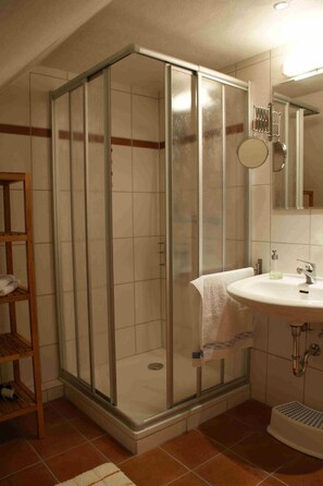 Apartment, 2 Bedrooms, Patio | Bathroom | Shower, hair dryer, towels, soap - Ferienwohnungen Licher (Winterberg)