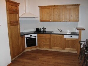 Kjøleskap, mikrobølgeovn, ovn og oppvaskmaskin