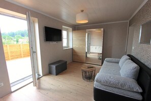 Apartment, Whirlpool | Wohnbereich | 32-Zoll-Fernseher mit Satellitenempfang