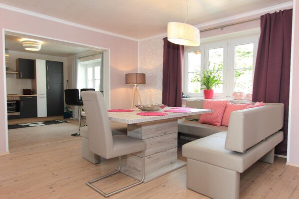 Apartment, Whirlpool | Essbereich im Zimmer