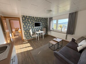 Apartment | Wohnbereich | 50-cm-Flachbildfernseher mit Satellitenempfang, Fernseher