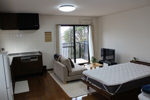 Deluxe Family Room, Non Smoking, Shared Bathroom | Desk, free WiFi