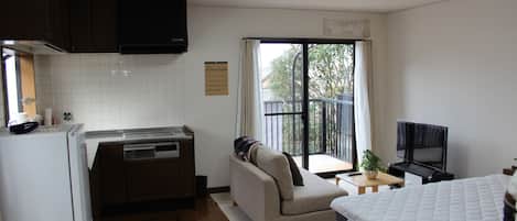 Deluxe Family Room, Non Smoking, Shared Bathroom | Desk, free WiFi