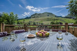 Outdoor dining - Luxury flat with a mountain feel (Le Grand-Bornand)