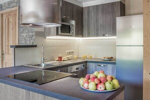 Cafetera/tetera, refrigerador, microondas, horno