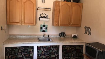 Refrigerador, microondas, cafetera y tetera y tostadora
