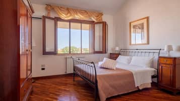 4 slaapkamers, een strijkplank/strijkijzer, reisbedje, gratis wifi