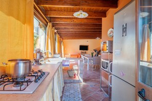 Een koelkast, een microgolfoven, een oven, een kookplaat