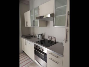 Kühlschrank, Geschirrspüler, Wasserkocher mit Kaffee-/Teezubehör