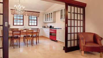 Cottage (Bergview) | Cuisine privée | Réfrigérateur, micro-ondes, four, plaque de cuisson