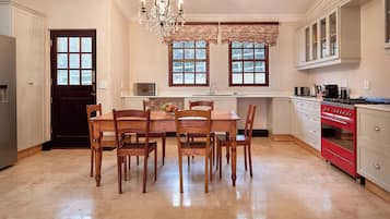 Cottage (Bergview) | Private kitchen | Fridge, microwave, oven, stovetop
