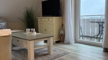 Een televisie en een stereo