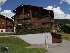 Exterior - Cozy Apartment for 4-6 in Village Center with Terrace and Parking (BLA003) (Saint-Jean-de-Sixt)