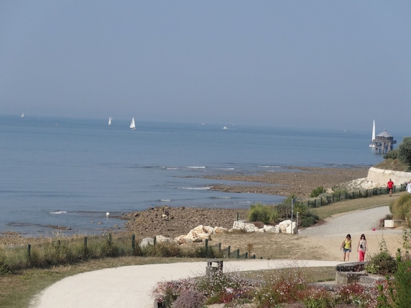 Una spiaggia nelle vicinanze