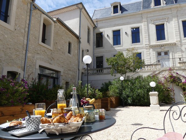 تناول الطعام بالخارج