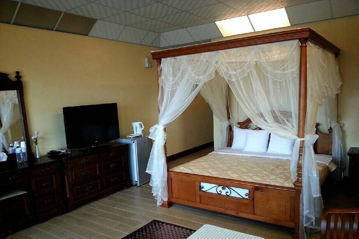 Minibar, blackout curtains, free WiFi, bed sheets