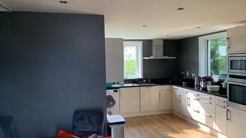 Apartment, Multiple Beds | Private kitchen | Fridge, microwave, oven, stovetop