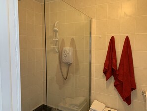 Apartment, Multiple Beds | Bathroom | Shower, hair dryer, towels - Private Central Apartment Near Kilcullen (Calverstown)