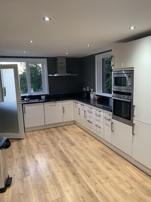 Apartment, Multiple Beds | Private kitchen | Fridge, microwave, oven, stovetop - Private Central Apartment Near Kilcullen (Calverstown)