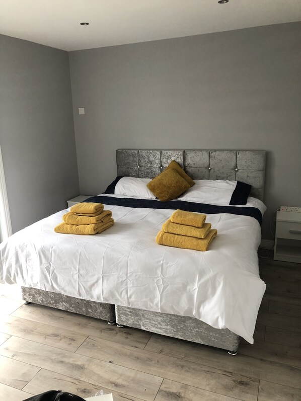 Apartment, Multiple Beds | 2 bedrooms, iron/ironing board, free WiFi, bed sheets - Private Central Apartment Near Kilcullen (Calverstown)