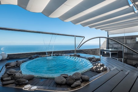 Außen-Whirlpool. Ferienwohnung "SPR Ático" mit Whirlpool, Terrasse, Meerblick & WLAN