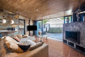 TV, fireplace, Netflix, streaming services