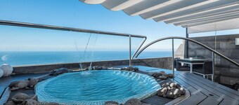 Apartamento "SPR Ático" con bañera de hidromasaje, terraza, vistas al mar y Wi-Fi