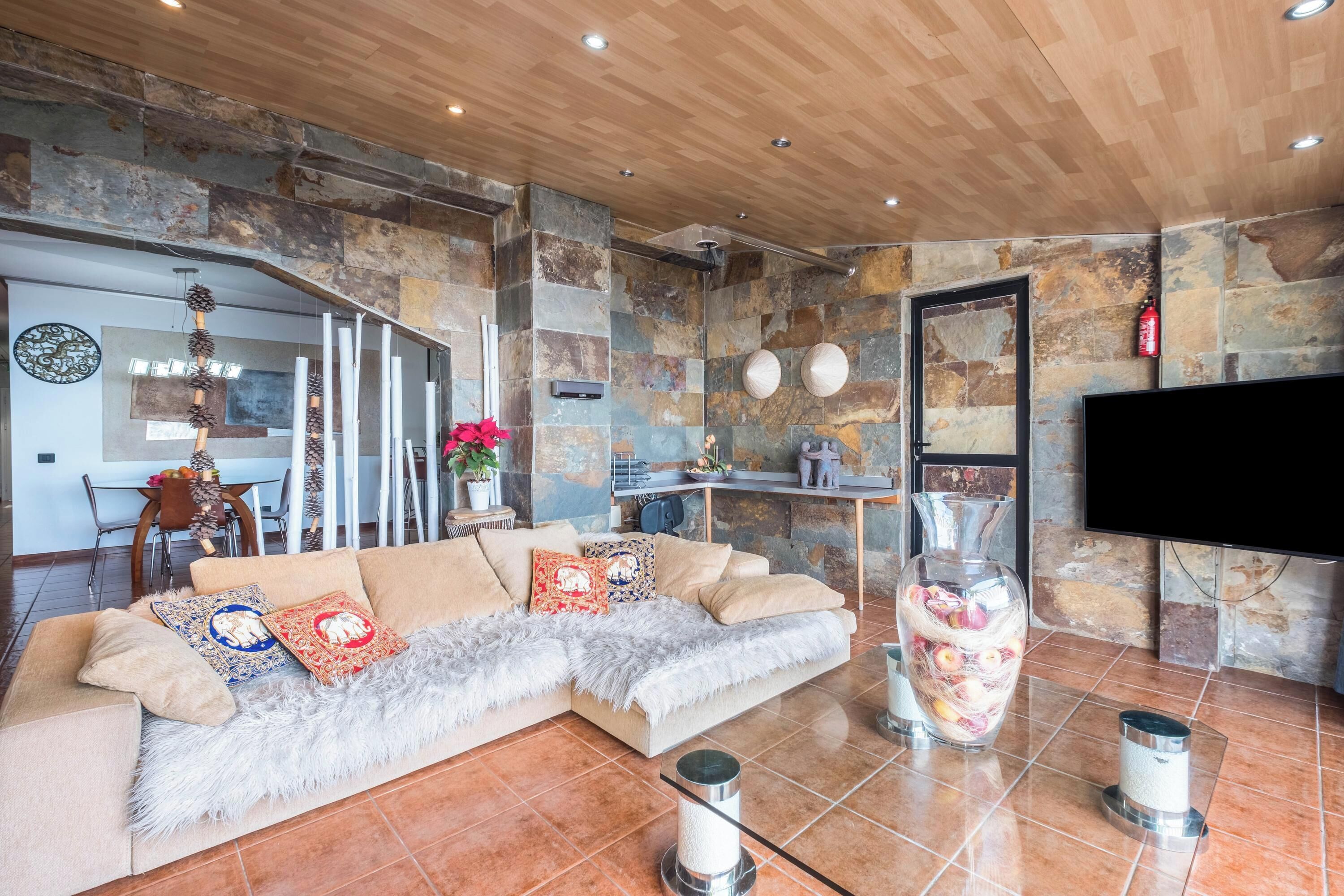 Een televisie, een open haard, Netflix en streamingdiensten