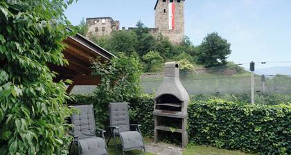 Ferienwohnung "Mayenburg" mit Bergblick, Gemeinschaftsgarten und Pool