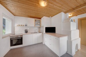 Kühlschrank, Ofen, Herdplatte, Wasserkocher mit Kaffee-/Teezubehör