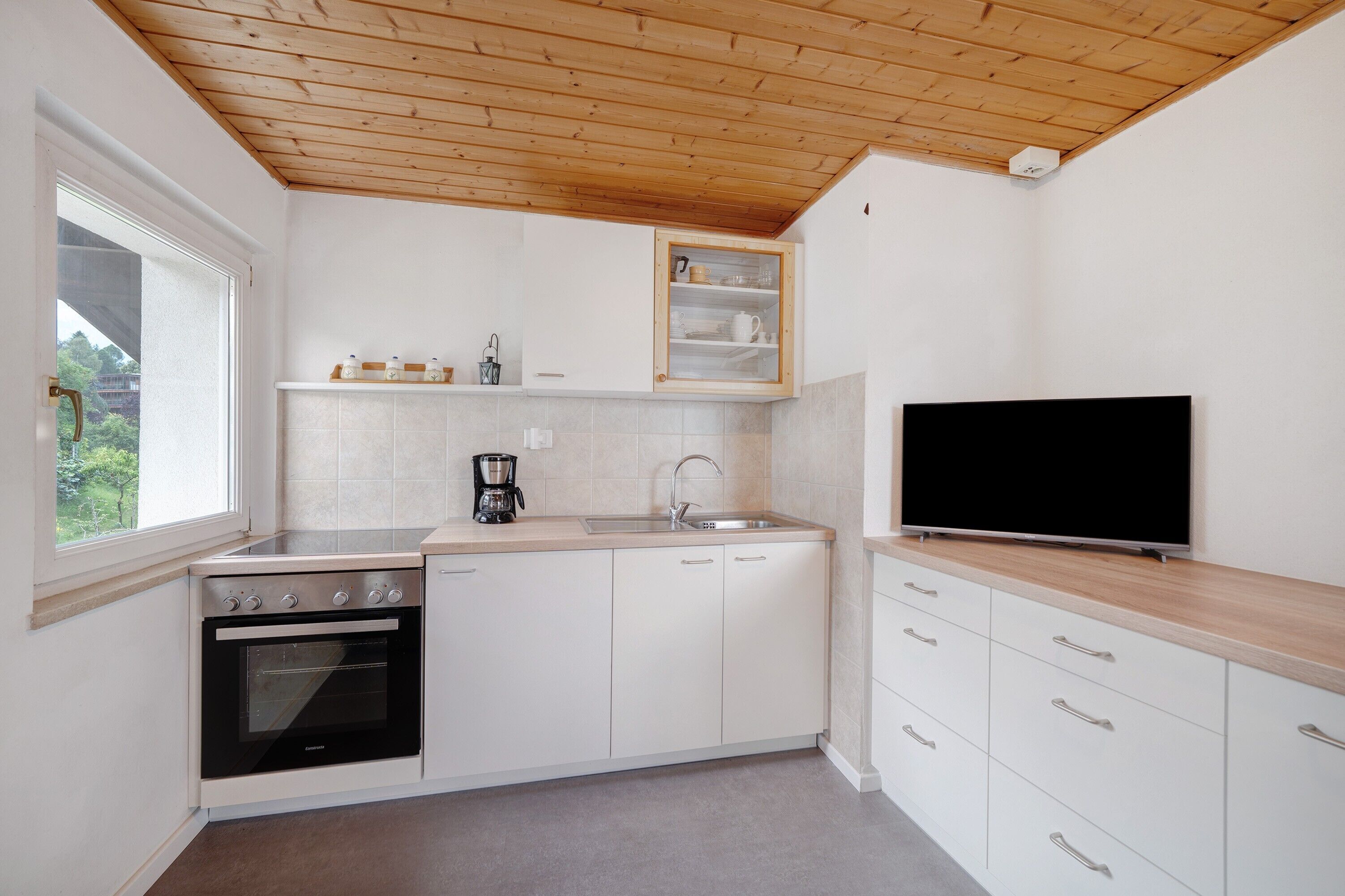 Frigorifero, forno, piano cottura, macchina per tè/caffè